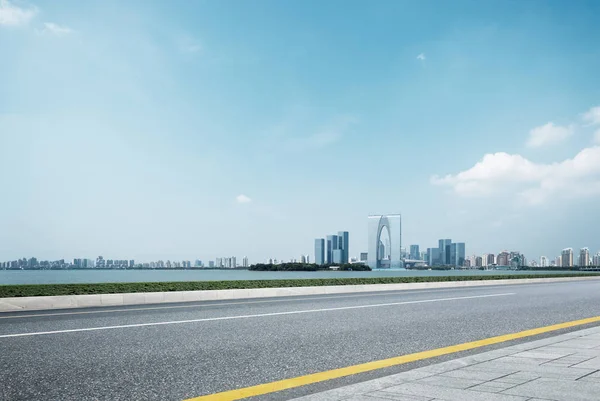 Strada vuota e paesaggio urbano — Foto Stock