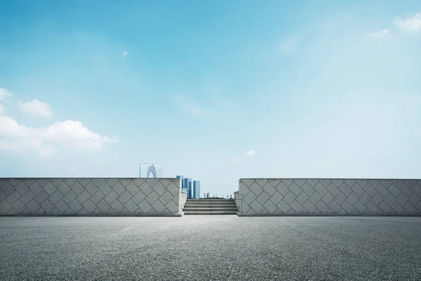 Camino vacío y paisaje urbano — Foto de Stock