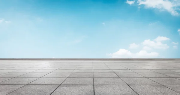空のレンガの床と青い空 — ストック写真