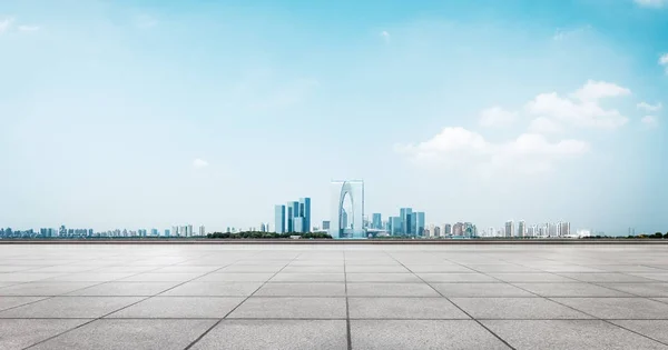 Empty brick floor and cityscape — Stock Photo, Image