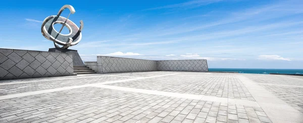 Empty floor and beautiful blue sea — Stock Photo, Image