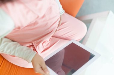 koltukta oturan oldukça pregnat kadın