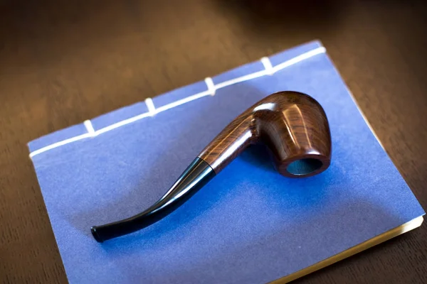 Elegance tobak pipe på bord i studie — Stockfoto