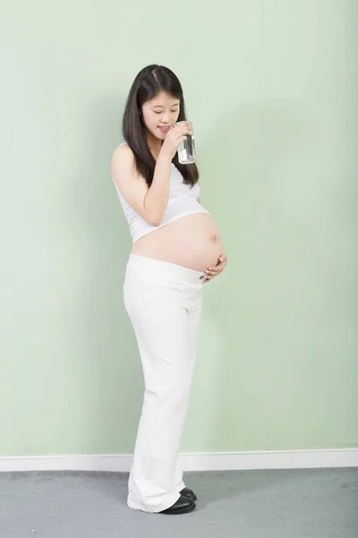Genç güzel hamile kadın — Stok fotoğraf
