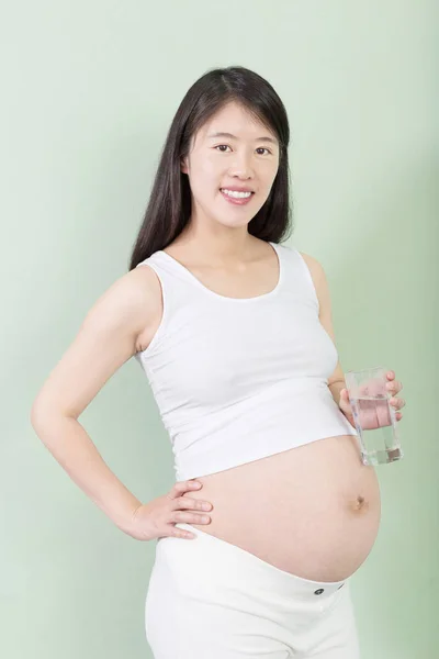 Молода красива вагітна жінка — стокове фото