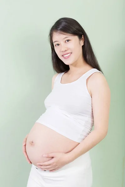 Jonge mooie zwangere vrouw — Stockfoto