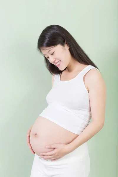 若いかなり妊娠中の女性 — ストック写真