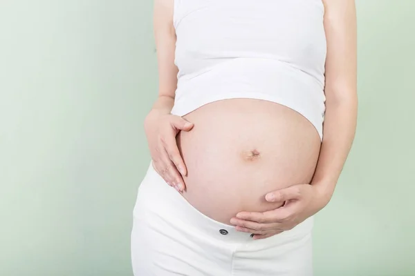 Jonge mooie zwangere vrouw — Stockfoto