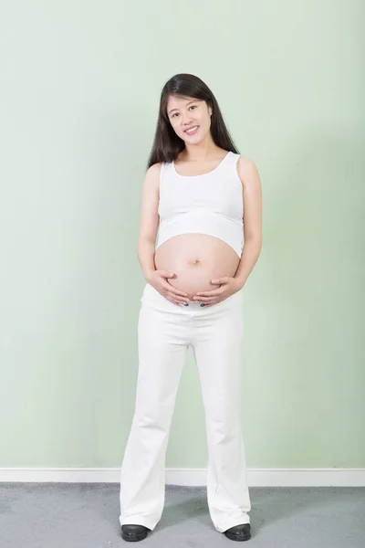 Jovem mulher grávida bonita — Fotografia de Stock