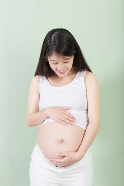 Junge hübsche schwangere Frau — Stockfoto