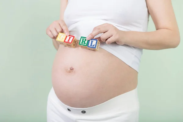 Junge hübsche schwangere Frau — Stockfoto