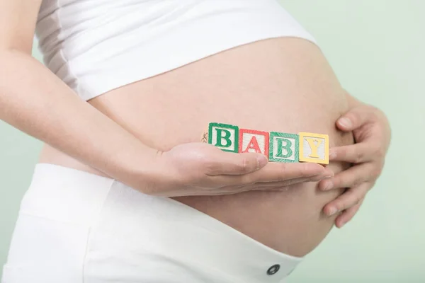 Tânără destul de gravidă femeie — Fotografie, imagine de stoc