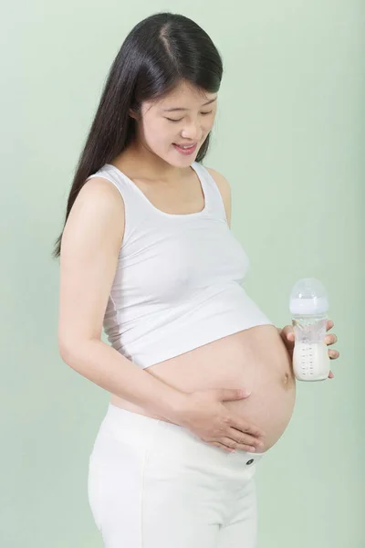 Young pretty pregnant woman — Stock Photo, Image