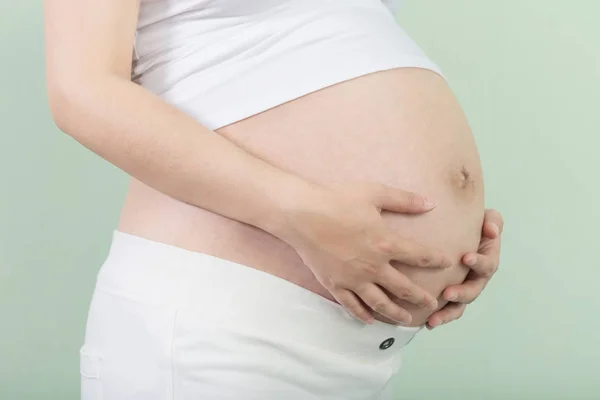 Joven mujer embarazada bonita — Foto de Stock