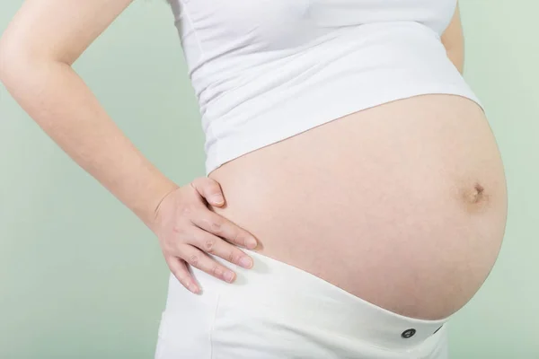 Unga ganska gravid kvinna — Stockfoto