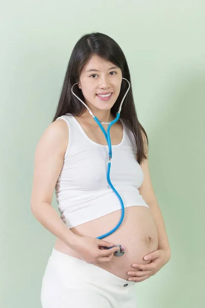 Mulher grávida e estetoscópio — Fotografia de Stock
