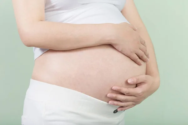 若いかなり妊娠中の女性 — ストック写真