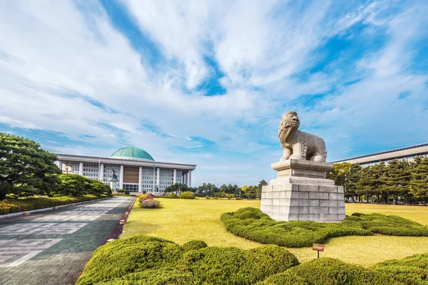 Trädgård framsidan av nationella församlingen i Sydkorea — Stockfoto