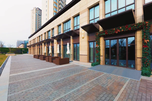 boş patika ve Yeni Konut Binası