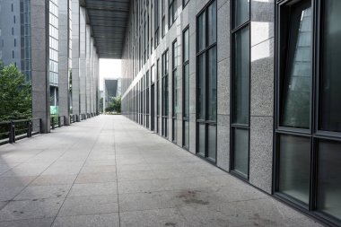 boş patika ve modern modern şehir Binası