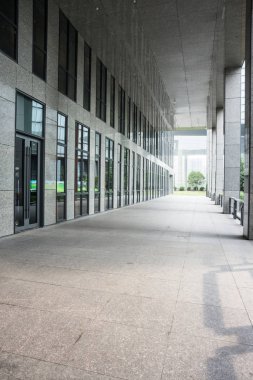 boş patika ve modern modern şehir Binası
