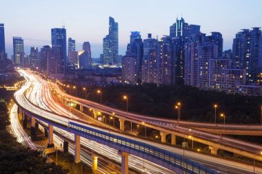 gece şehir içinde işlek yükseltilmiş yol