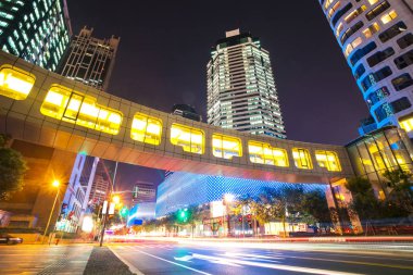 Yolun modern şehir merkezinde gece çekimi