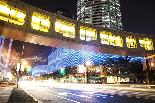 ミッドタウンの近代的な都市では 道路の夜景 — ストック写真