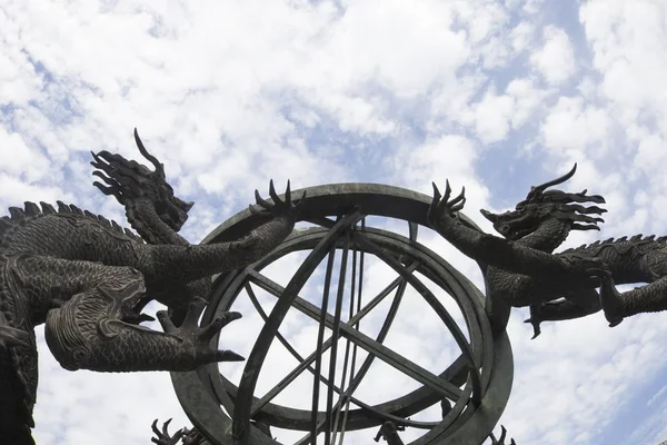 Металлическая Скульптура Облачном Небе Низкого Угла Ханчжоу Qianjianglong Площади — стоковое фото