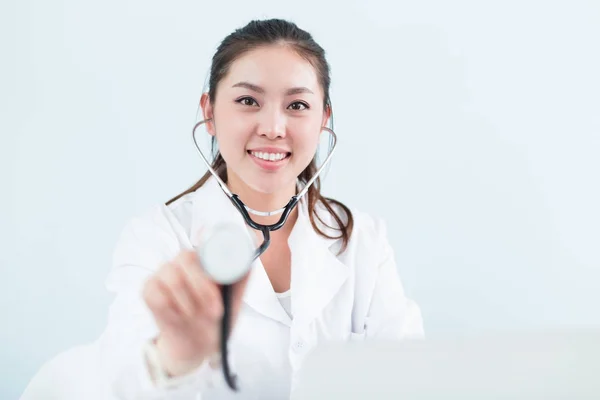 Jovem mulher bonita médico na clínica — Fotografia de Stock