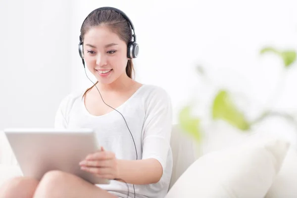 Kvinna lyssna musik med tablett — Stockfoto