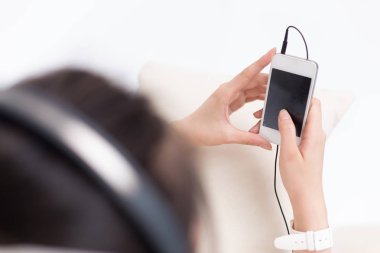 kadın yatakta yatarken ve müzik dinlemek 