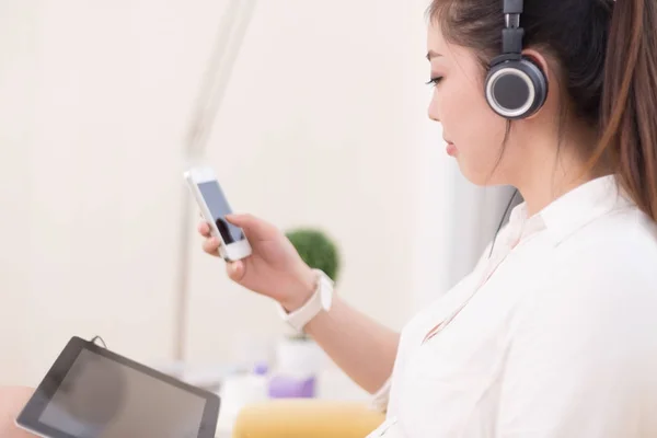 Kinesisk kvinna lyssnar musik i rum — Stockfoto