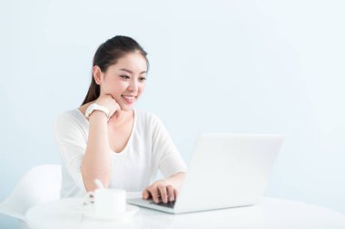 ofiste dizüstü bilgisayar kullanan genç güzel kadın