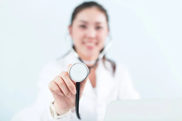 Jovem mulher bonita médico na clínica — Fotografia de Stock