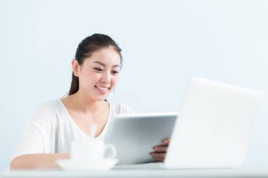 ofiste dizüstü bilgisayar kullanan genç güzel kadın