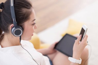 Çinli kadın odada müzik dinleme