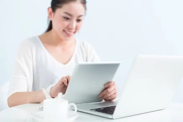 Молодая симпатичная женщина с ноутбуком в офисе — стоковое фото