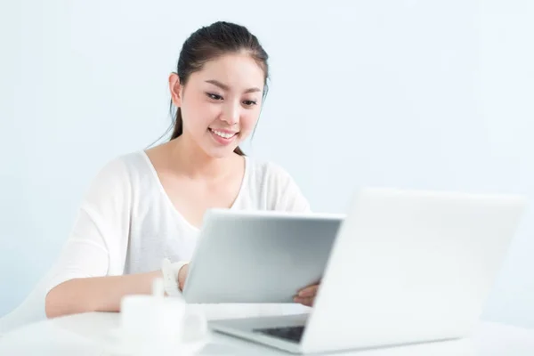 Mooie jongedame laptop gebruiken in office — Stockfoto