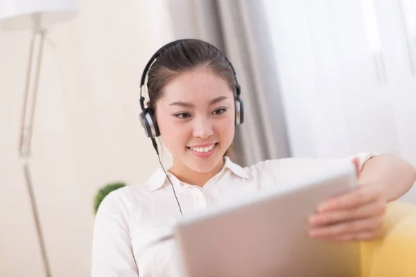 Chinese woman listening music in room — Stock Photo, Image