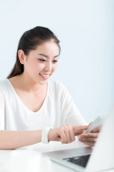 Mooie jongedame laptop gebruiken in office — Stockfoto