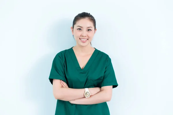 Ung vacker kvinna läkare på sjukhus — Stockfoto