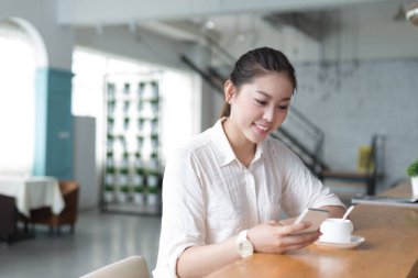 genç güzel kadın ofiste rahatlatır