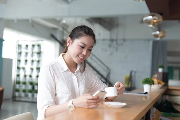 年轻漂亮的女人在办公室休息 — 图库照片