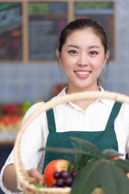 güzel kadın meyve deposunda çalışıyor