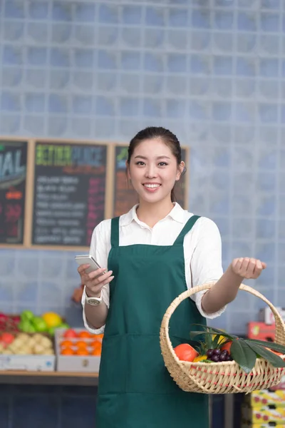 Mulher bonita trabalha na loja de frutas — Fotografia de Stock