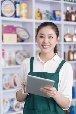 genç güzel kadın perakende olarak çalışıyor