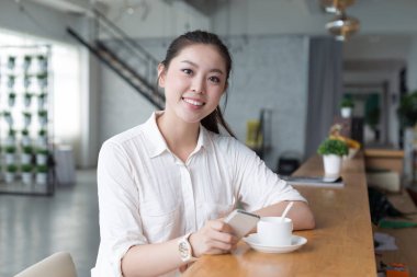 genç güzel kadın ofiste rahatlatır