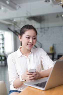 genç güzel kadın ofiste rahatlatır