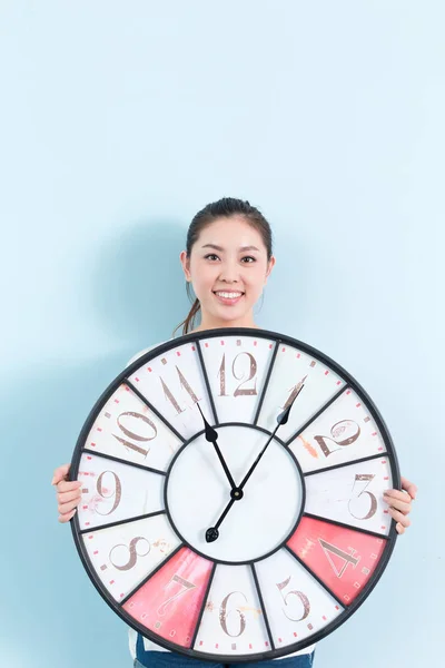 Junge hübsche Frau mit Uhr — Stockfoto